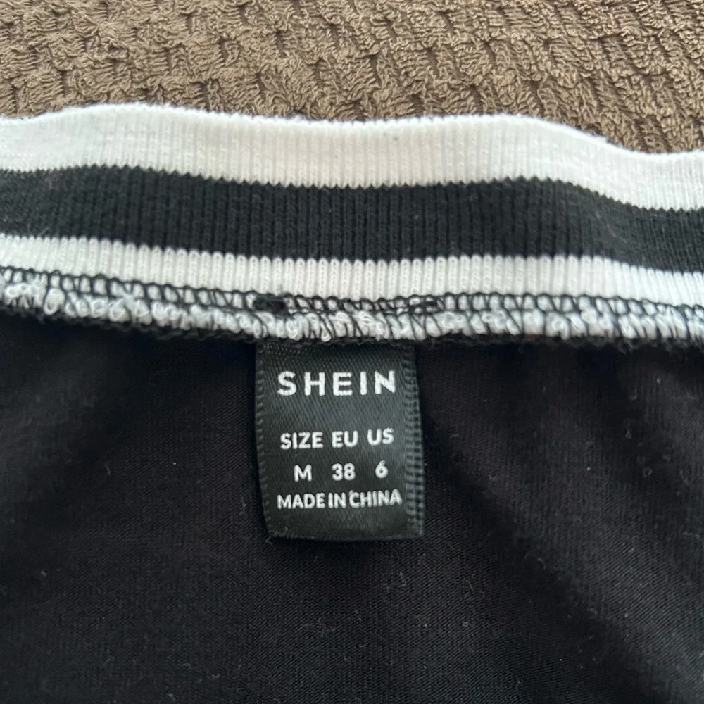 Like New Shein Woman’s Long Sleeve Crop Top Size M (6)